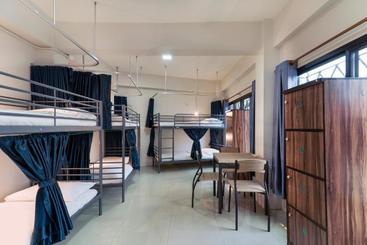 Oyo 724 Green Light Cafe & Bed Hostel