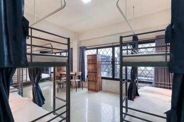 Oyo 724 Green Light Cafe & Bed Hostel