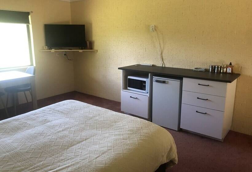 Общежитие Colonial Inn Guest Rooms