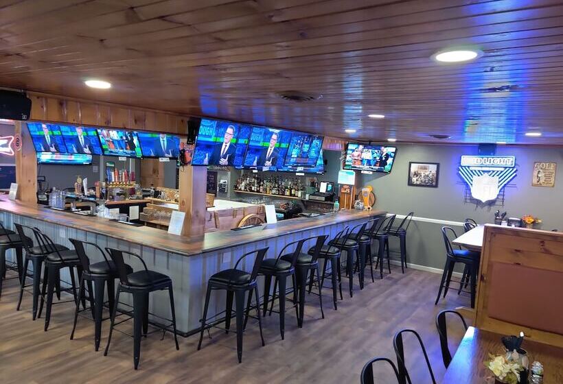 هتل Smoky Falls Lodge