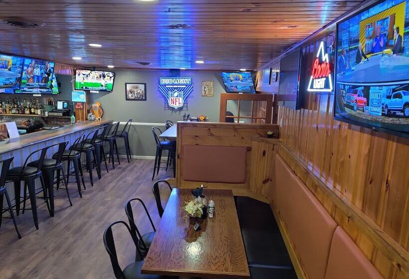 هتل Smoky Falls Lodge