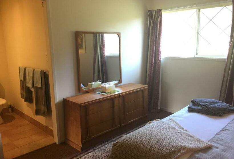 ペンション Oaktree Guest House