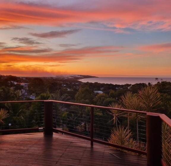 Escape 1770 Motel   No Kids   No Smoking   No Partying