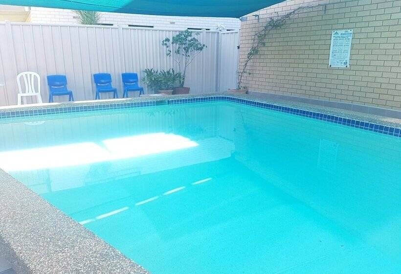 Lake Front Motel