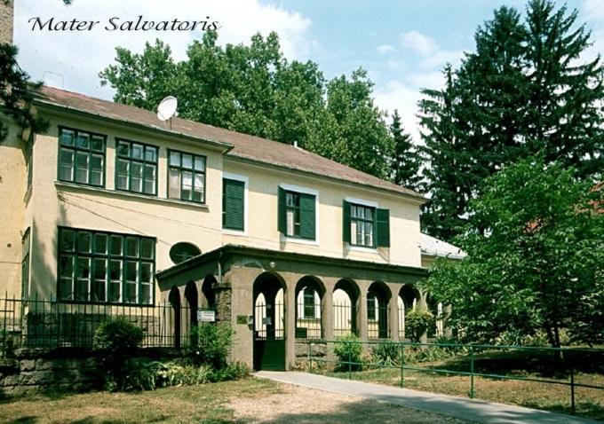 پانسیون Mater Salvatoris House