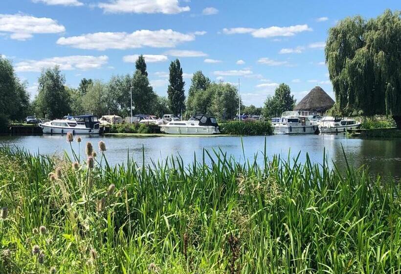 Pike And Eel Hotel And Marina
