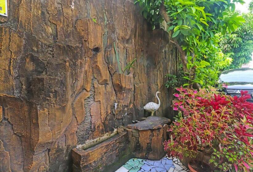 هتل Oyo Life 2899 Ardilia Kost