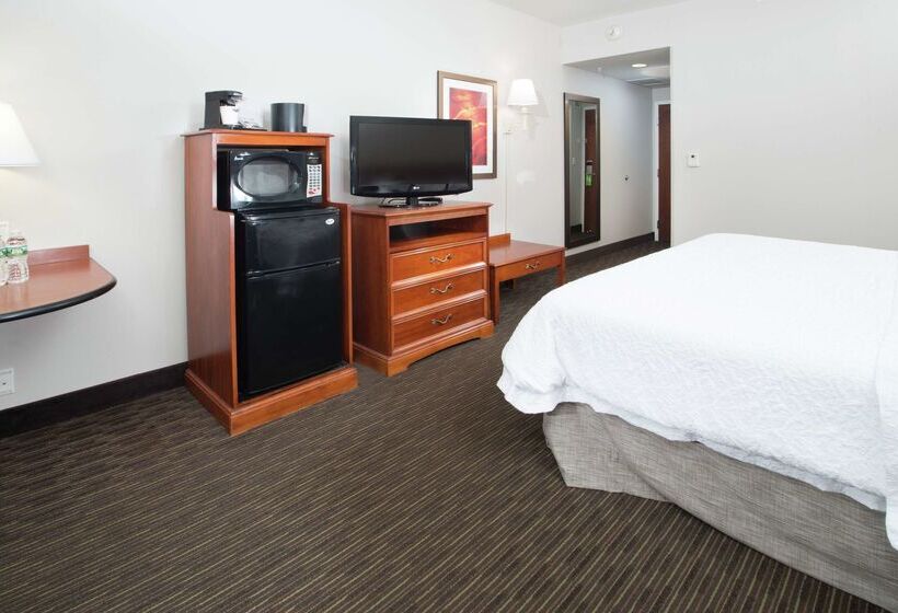 هتل Hampton Inn Linden