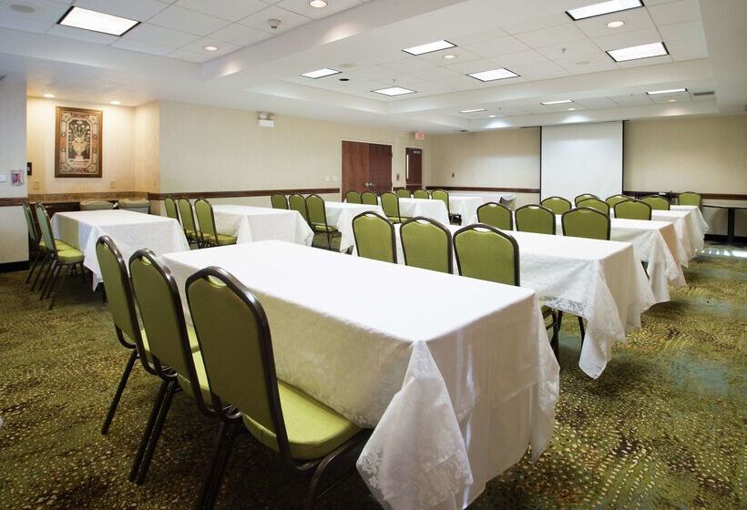 هتل Hampton Inn Linden