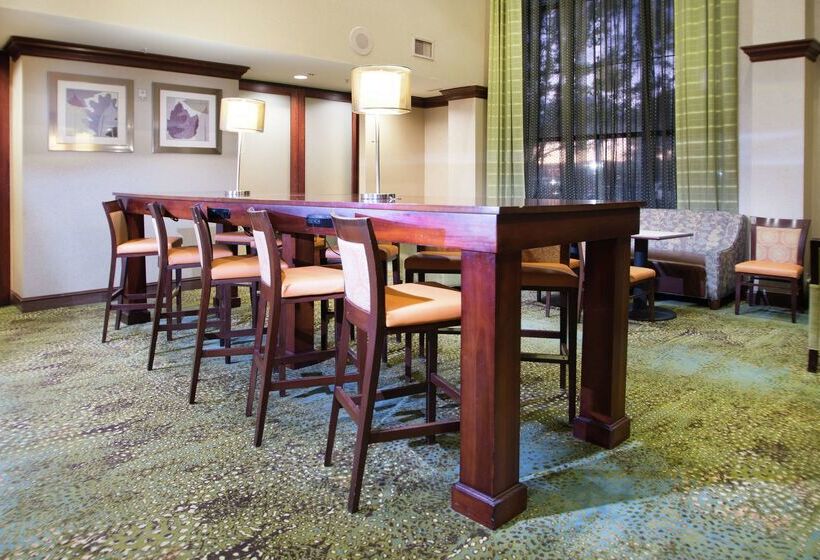 هتل Hampton Inn Linden