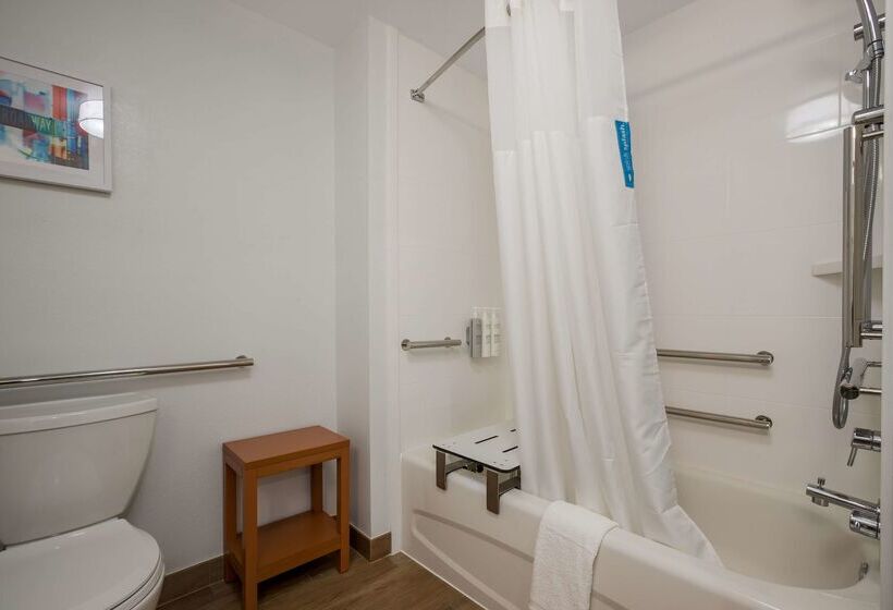 هتل Hampton Inn Linden