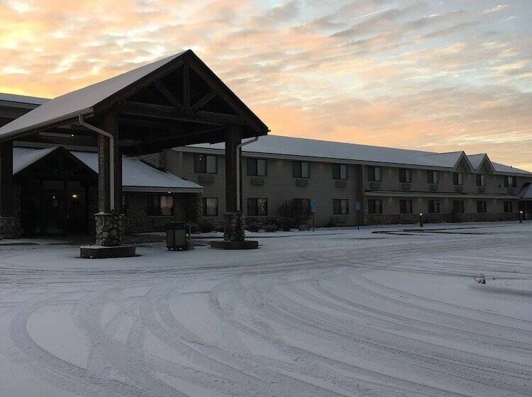 Отель Moose Lake Lodge & Suites
