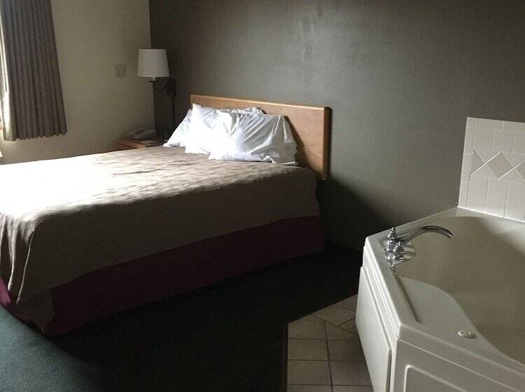 ホテル Moose Lake Lodge & Suites