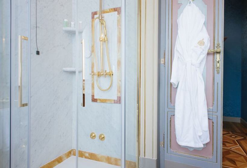 هتل Relais & Chateaux Villa Crespi