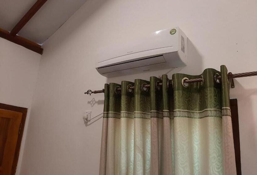 호텔 Omeesha Beach