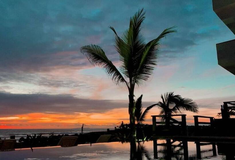 فندق Sanctuary Puerto Cayo Lodge