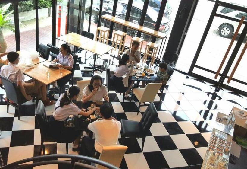 هتل The Logbook Room And Cafe