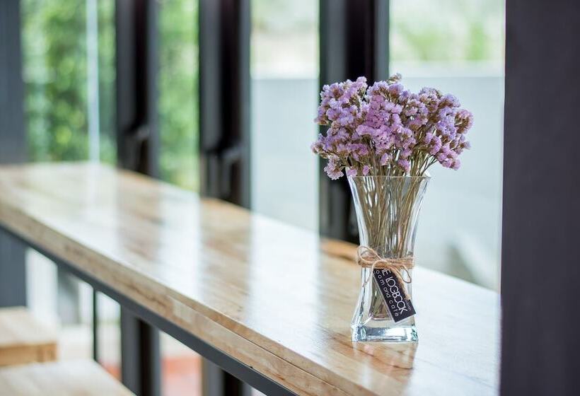 هتل The Logbook Room And Cafe