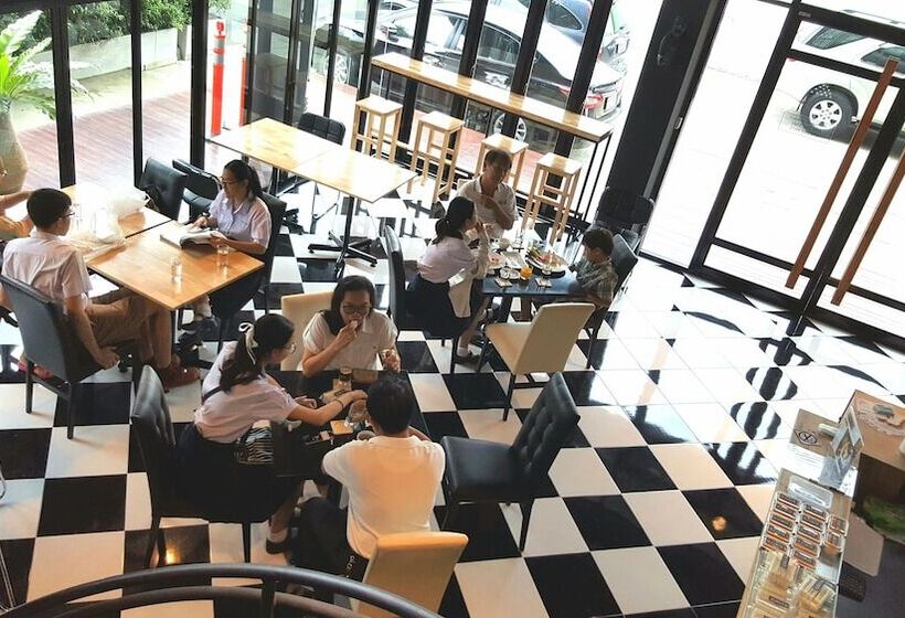 هتل The Logbook Room And Cafe