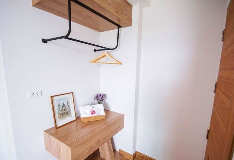 هتل The Logbook Room And Cafe