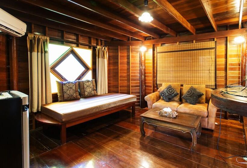Kaengkrachan Boathouse Paradise Resort