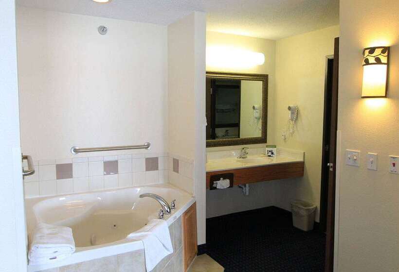 هتل Americinn By Wyndham Cedar Rapids Airport