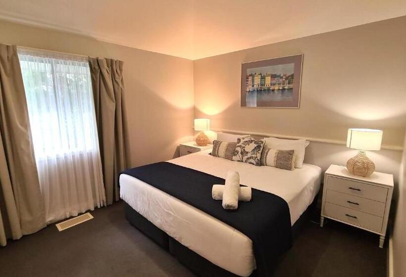 Отель Stay At Raffertys Resort