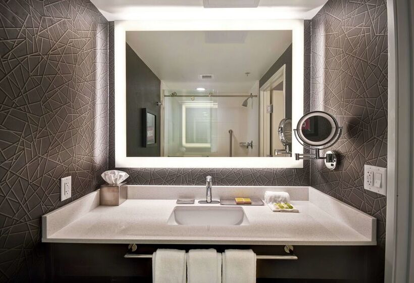 هتل Doubletree By Hilton Deadwood At Cadillac Jack's