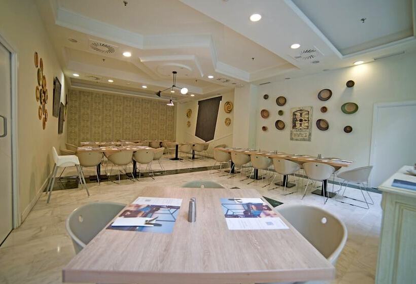 هتل Holiday World Riwo