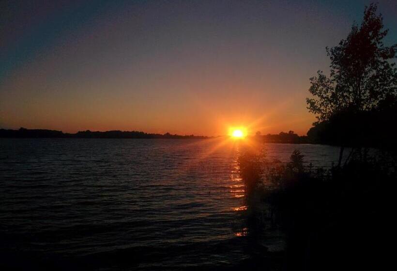 فندق على الطريق All Tucked Inn