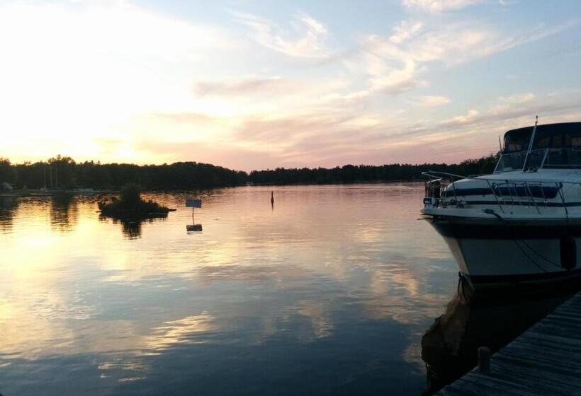 فندق على الطريق All Tucked Inn