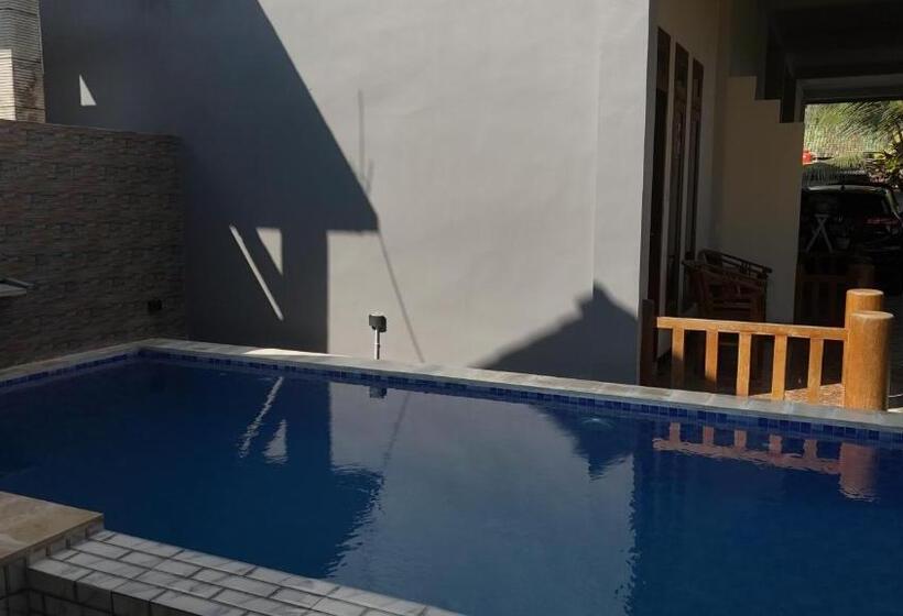 פנסיון Arrys Watukarung Surfcamp
