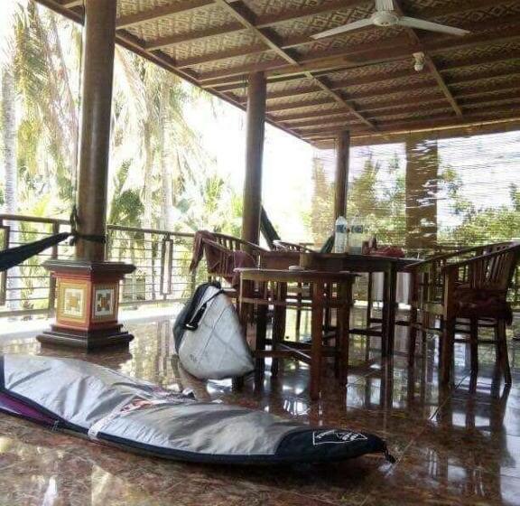 פנסיון Arrys Watukarung Surfcamp