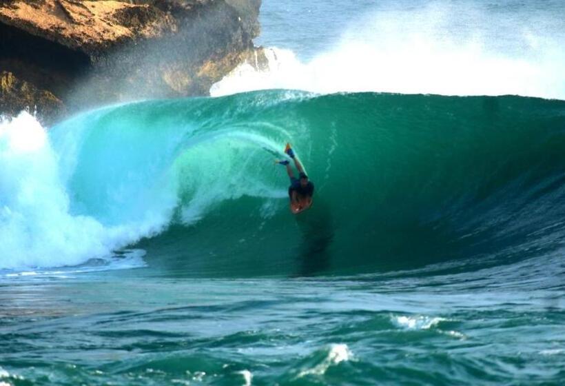 פנסיון Arrys Watukarung Surfcamp