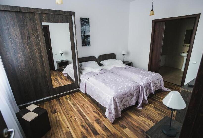 پانسیون Casa Cu Nuc
