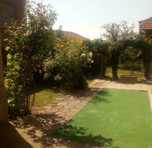 פנסיון Guest House Emiliya
