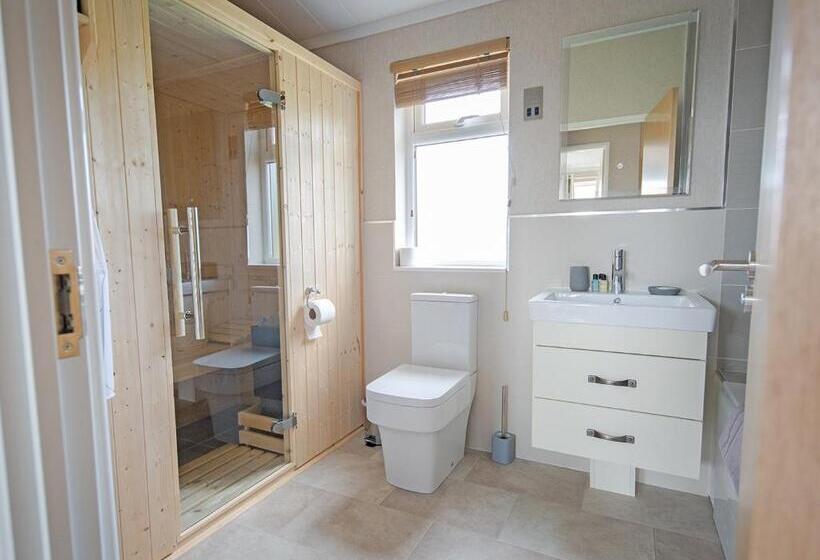 אתר נופש Athelington Hall Farm Lodges