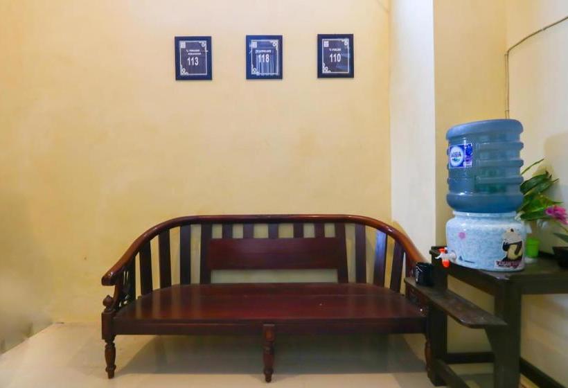 ホテル Oyo Life 3064 Mahameru Kost Putra