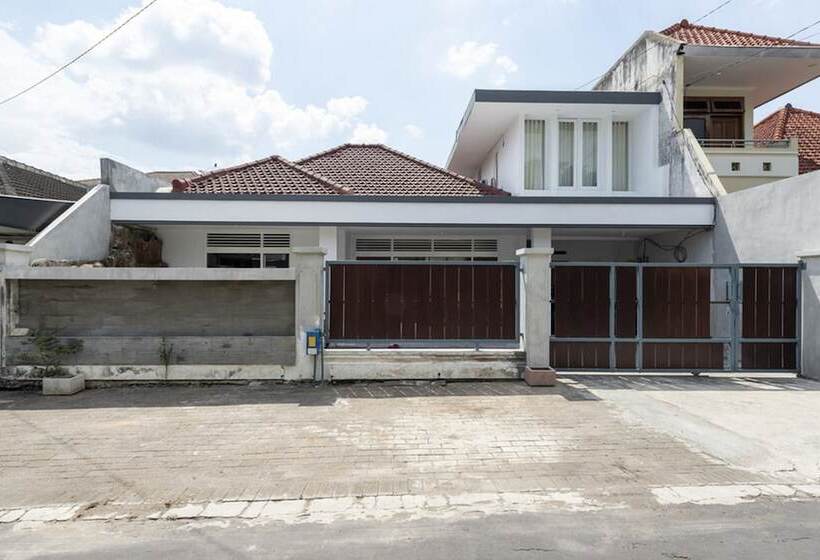 ペンション Koolkost Syariah Near Universitas Merdeka Malang   Caters To Women