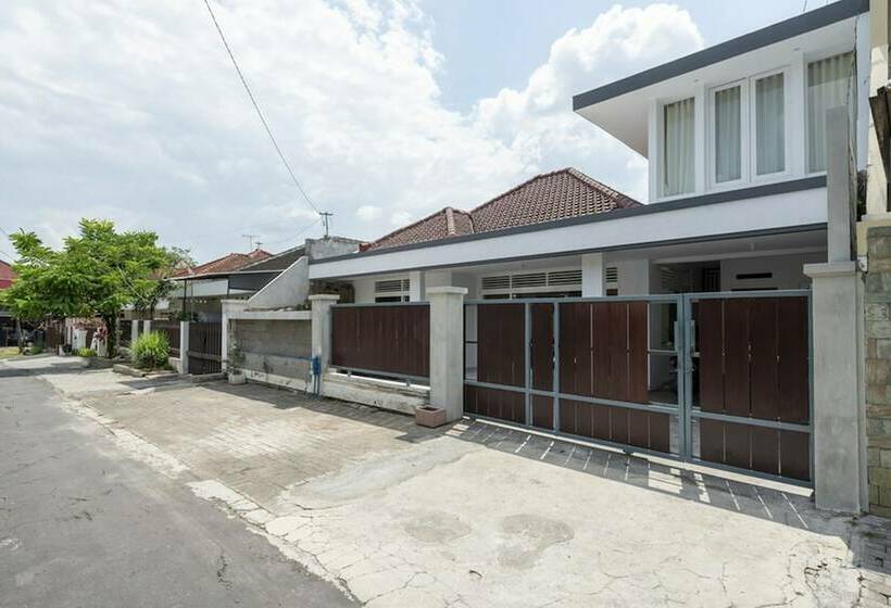 ペンション Koolkost Syariah Near Universitas Merdeka Malang   Caters To Women