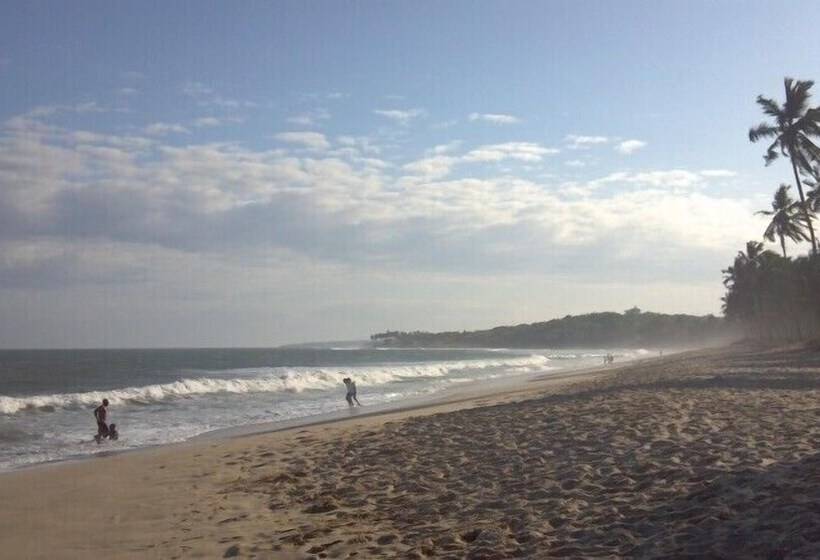 Отель Tills Beach