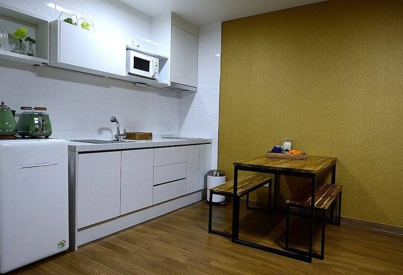 בית מלון כפרי Jeju Clair De Lune Pension