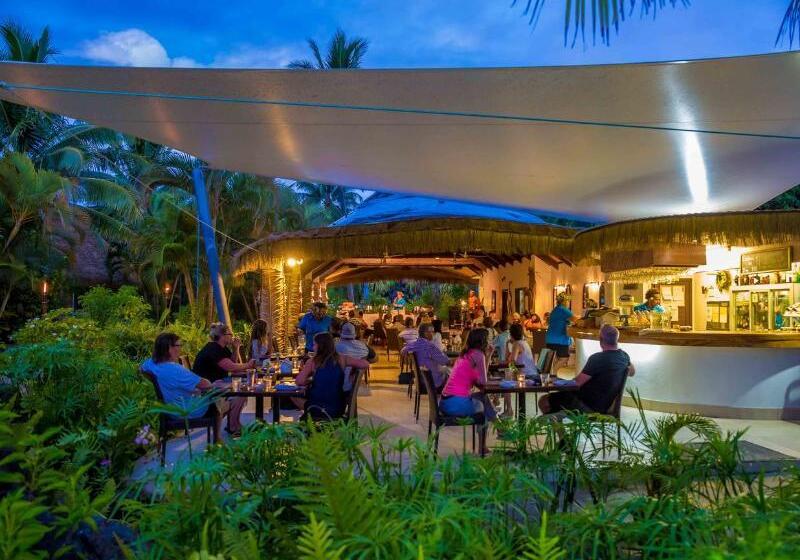 هتل Crown Beach Resort & Spa