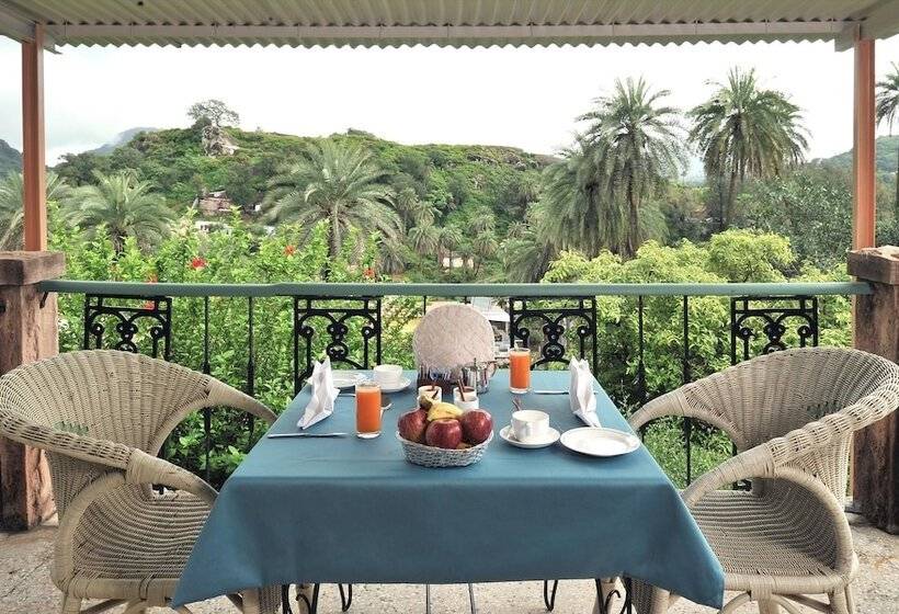 فندق Welcomheritage Connaught House