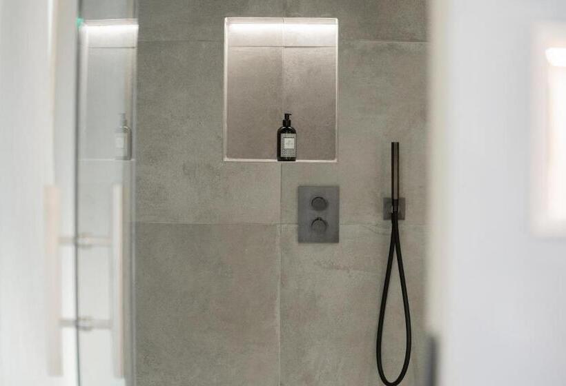Отель Amrai Suites