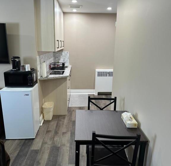 فندق على الطريق Champlain Motor Inn