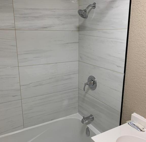 فندق على الطريق Champlain Motor Inn