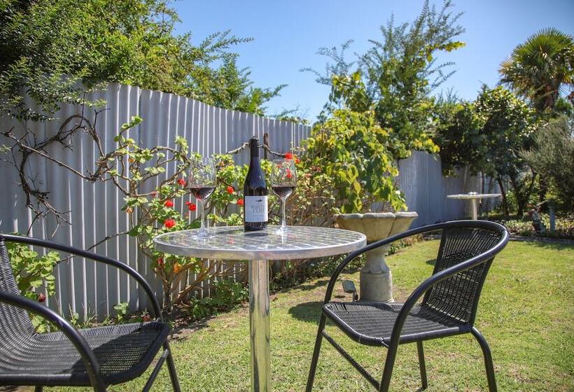 Отель Bks Palm Court Motor Lodge