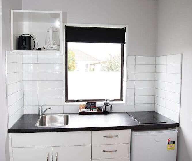 Отель Bks Palm Court Motor Lodge