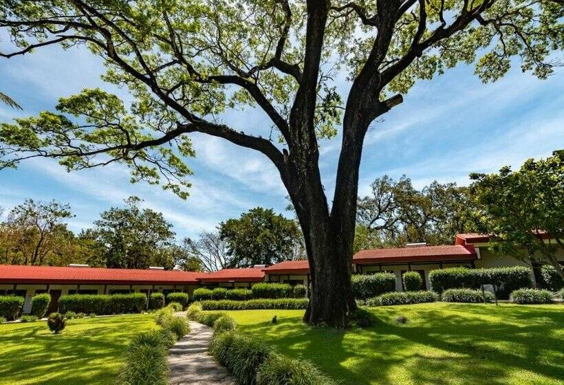 هتل Hacienda Guachipelin